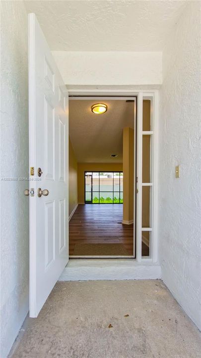For Sale: $305,000 (1 beds, 1 baths, 846 Square Feet)