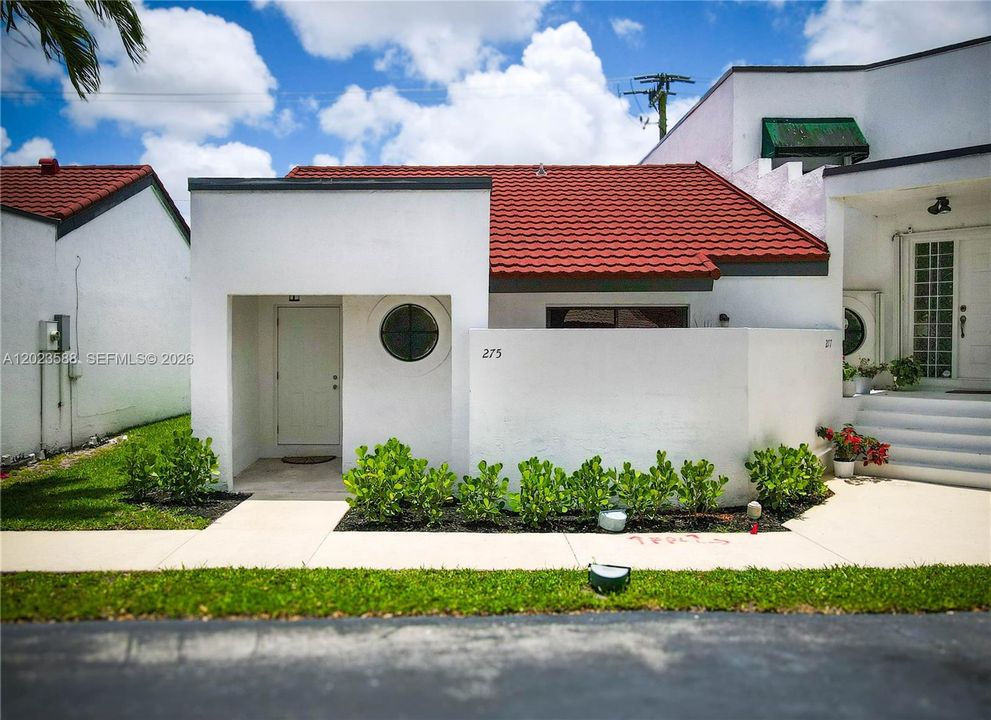 For Sale: $305,000 (1 beds, 1 baths, 846 Square Feet)