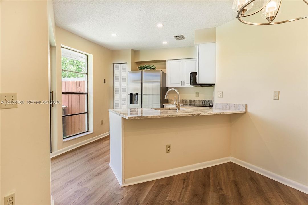 For Sale: $305,000 (1 beds, 1 baths, 846 Square Feet)