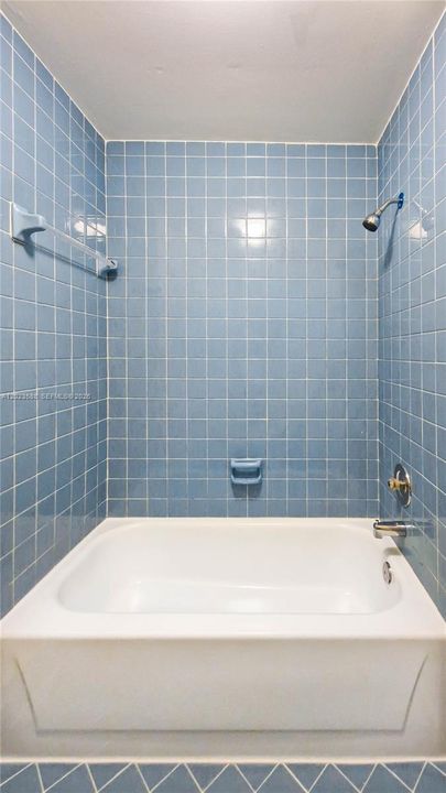 For Sale: $305,000 (1 beds, 1 baths, 846 Square Feet)