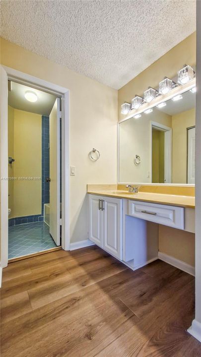 For Sale: $305,000 (1 beds, 1 baths, 846 Square Feet)