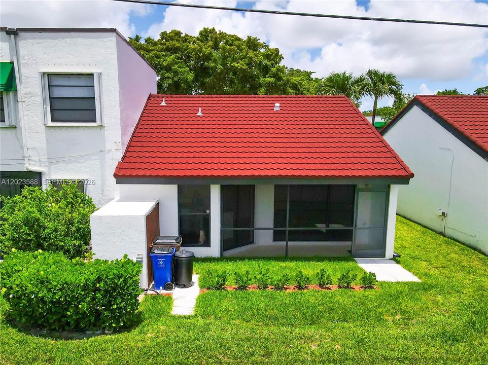 For Sale: $305,000 (1 beds, 1 baths, 846 Square Feet)