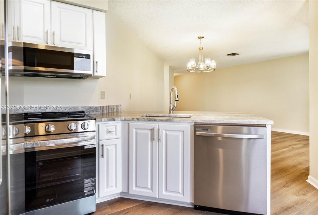 For Sale: $305,000 (1 beds, 1 baths, 846 Square Feet)