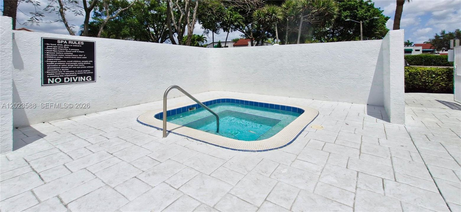 For Sale: $305,000 (1 beds, 1 baths, 846 Square Feet)