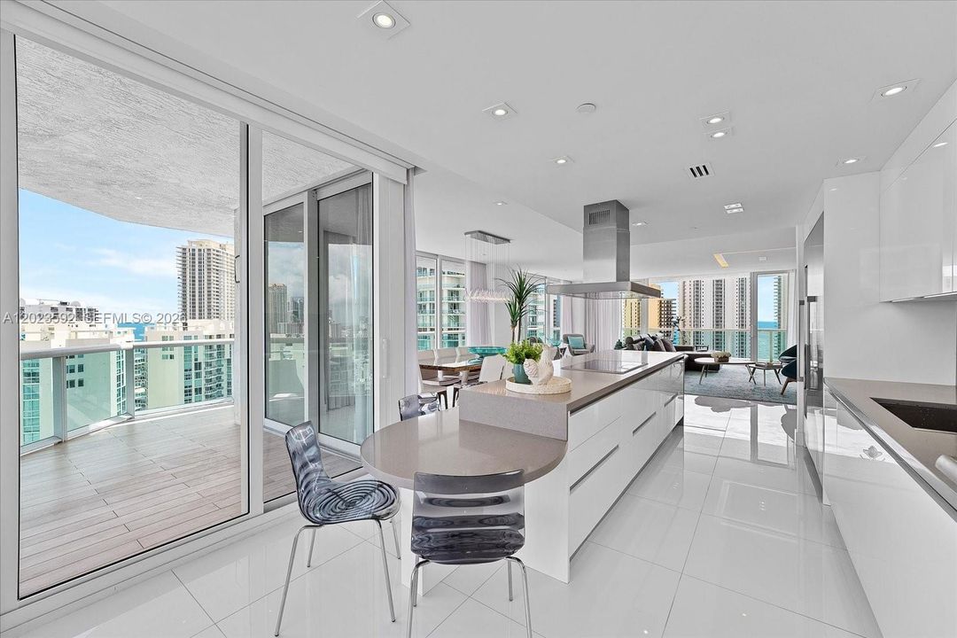En Venta: $1,840,000 (2 camas, 3 baños, 2144 Pies cuadrados)