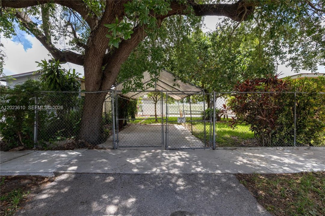 Active With Contract: $3,650 (4 beds, 2 baths, 1259 Square Feet)