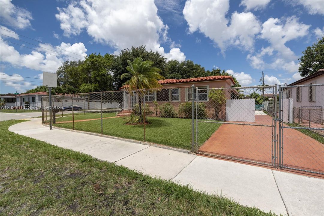 Active With Contract: $3,650 (4 beds, 2 baths, 1259 Square Feet)