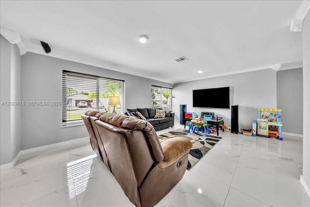 En Venta: $818,000 (4 camas, 2 baños, 2043 Pies cuadrados)