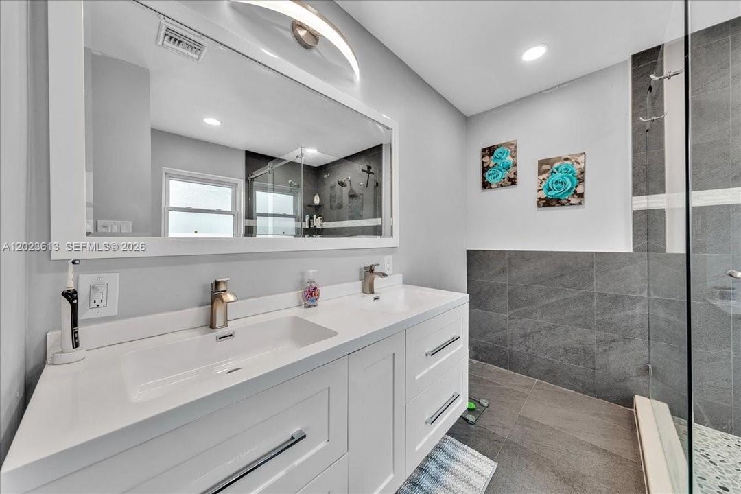 En Venta: $818,000 (4 camas, 2 baños, 2043 Pies cuadrados)