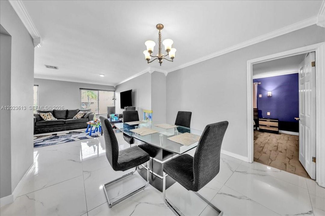 En Venta: $818,000 (4 camas, 2 baños, 2043 Pies cuadrados)