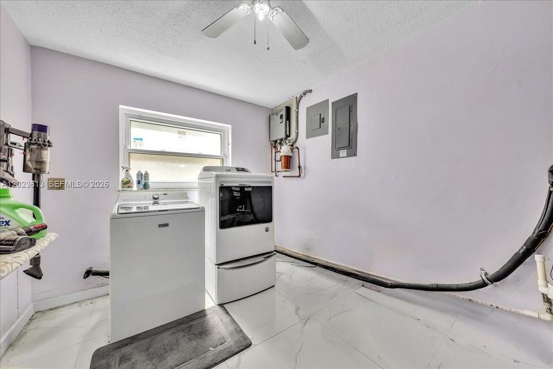 En Venta: $818,000 (4 camas, 2 baños, 2043 Pies cuadrados)
