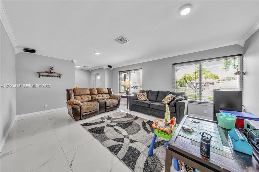 En Venta: $818,000 (4 camas, 2 baños, 2043 Pies cuadrados)