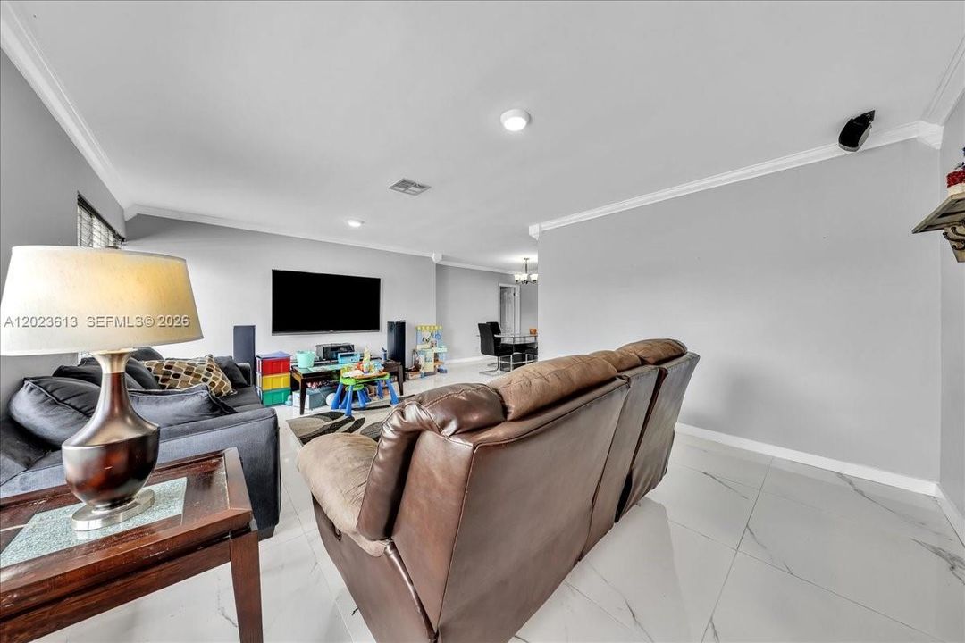 En Venta: $818,000 (4 camas, 2 baños, 2043 Pies cuadrados)