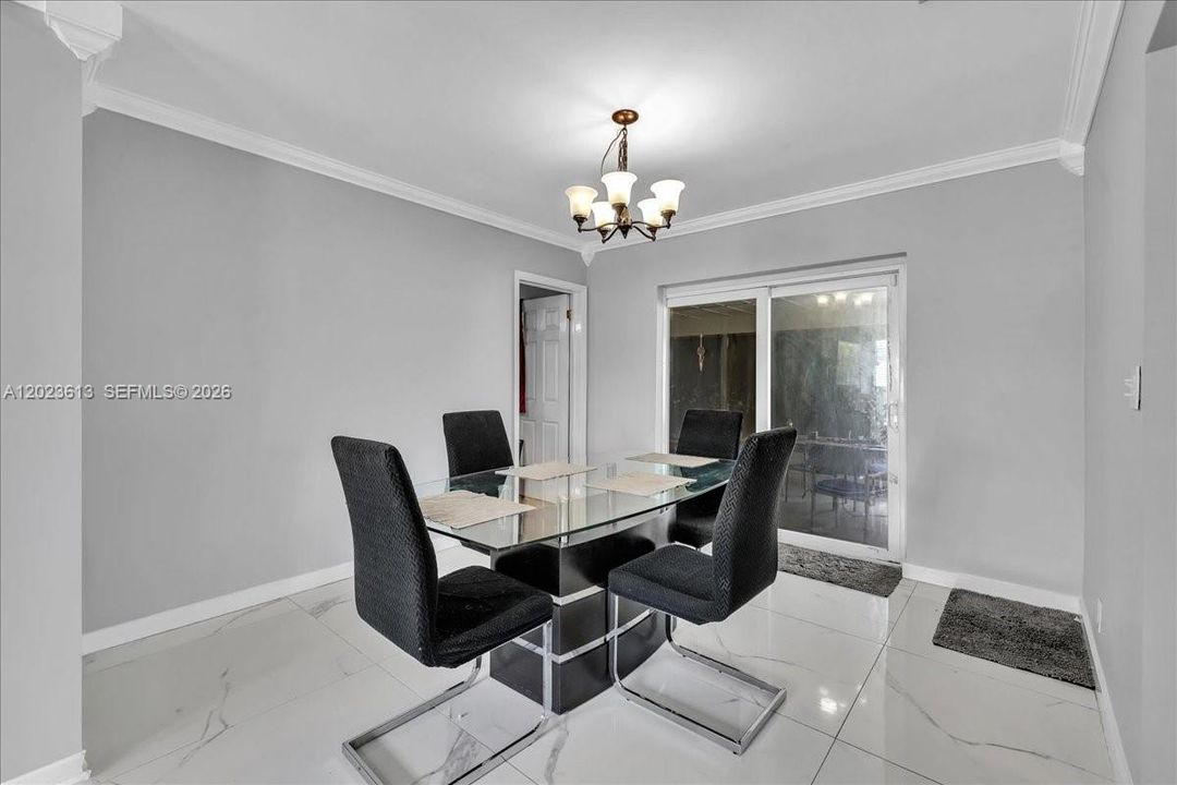 En Venta: $818,000 (4 camas, 2 baños, 2043 Pies cuadrados)