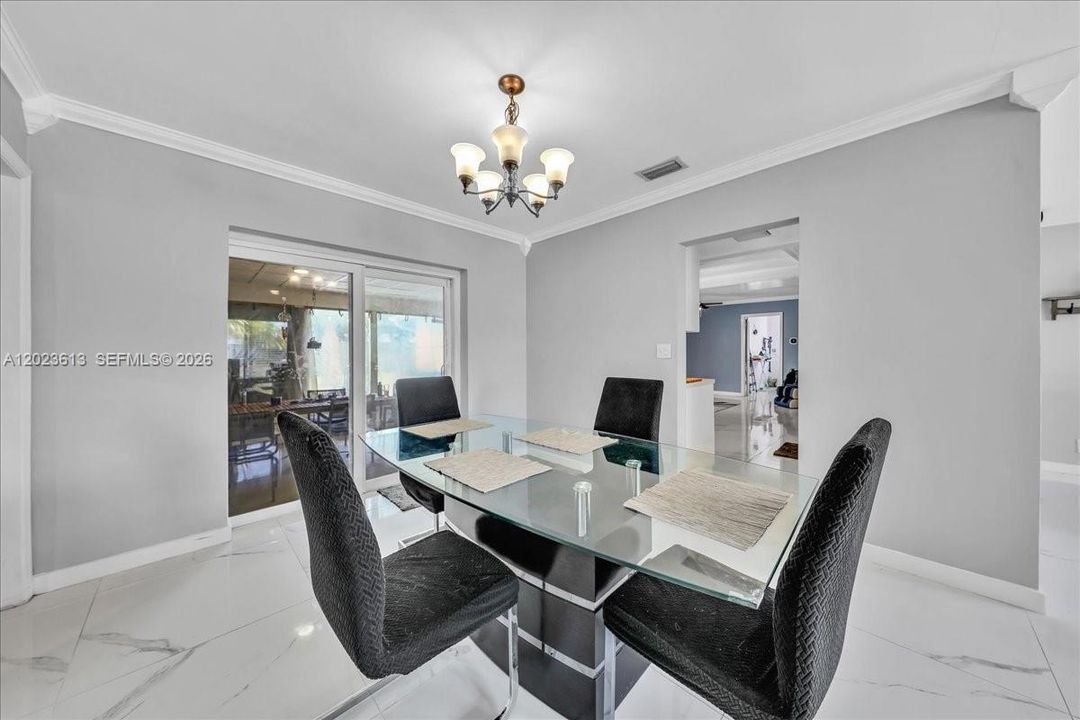 En Venta: $818,000 (4 camas, 2 baños, 2043 Pies cuadrados)