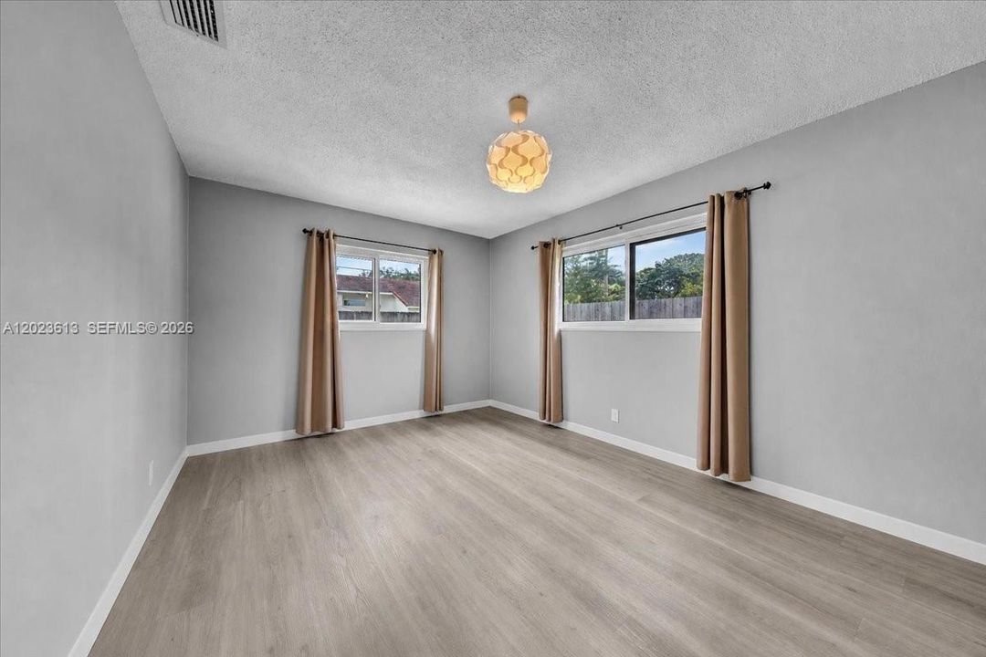 En Venta: $818,000 (4 camas, 2 baños, 2043 Pies cuadrados)