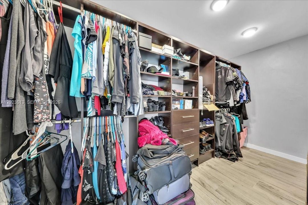 En Venta: $818,000 (4 camas, 2 baños, 2043 Pies cuadrados)