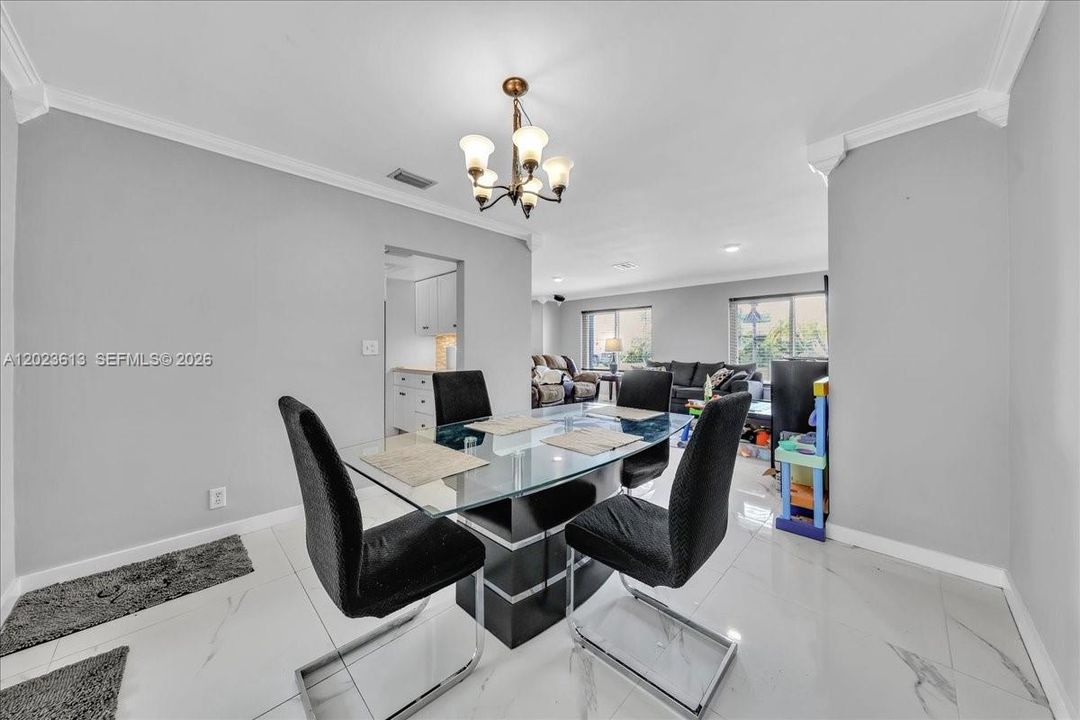 En Venta: $818,000 (4 camas, 2 baños, 2043 Pies cuadrados)
