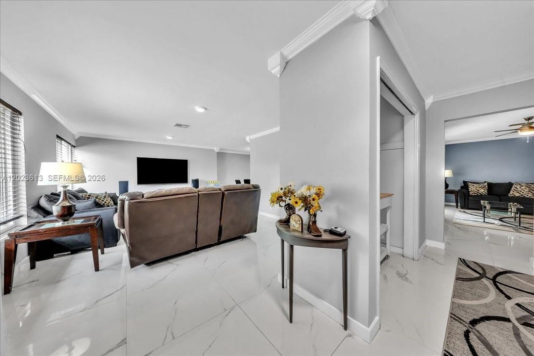En Venta: $818,000 (4 camas, 2 baños, 2043 Pies cuadrados)
