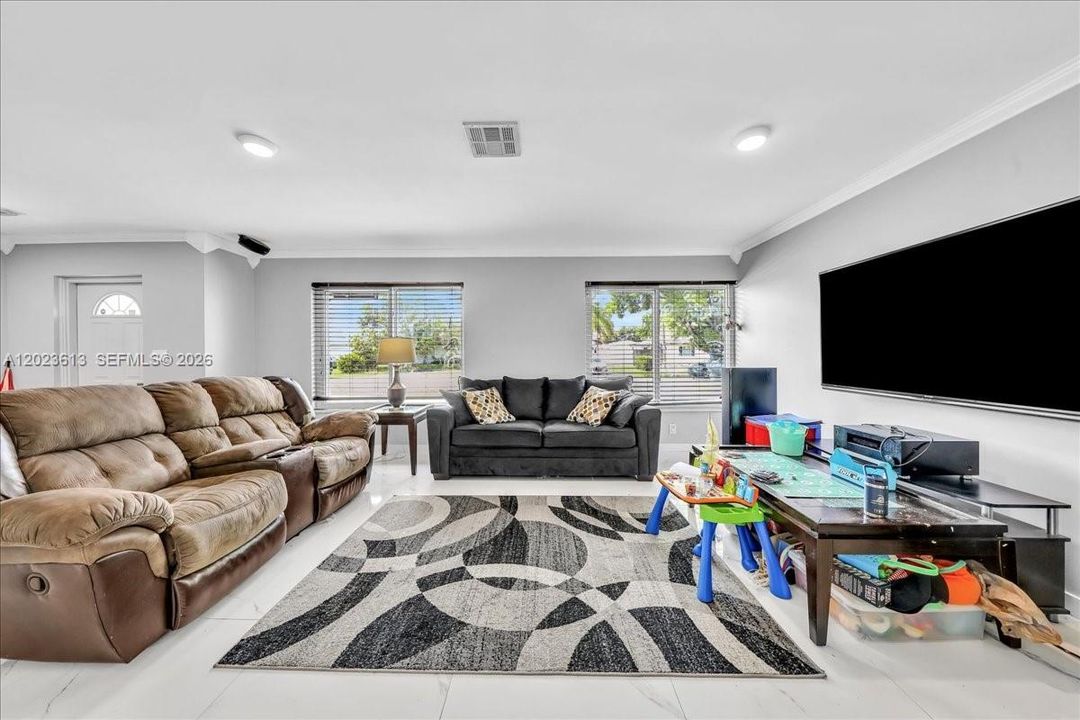 En Venta: $818,000 (4 camas, 2 baños, 2043 Pies cuadrados)