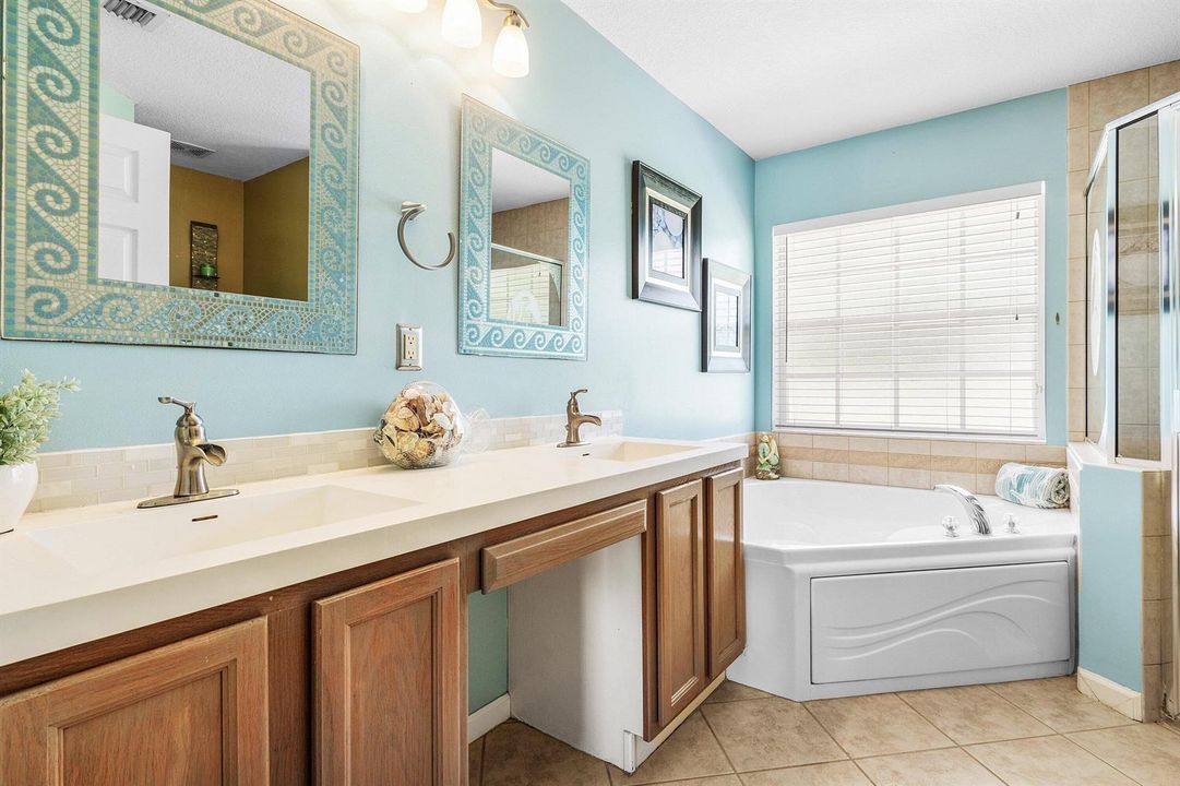 018-1361561stLaneNorth-WestPalmBeach-FL-