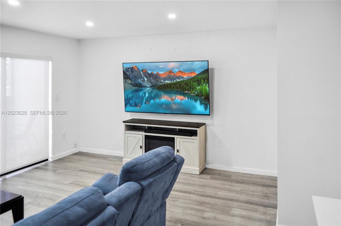 For Sale: $338,000 (2 beds, 2 baths, 1210 Square Feet)