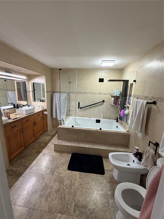Active With Contract: $3,200 (3 beds, 2 baths, 1330 Square Feet)