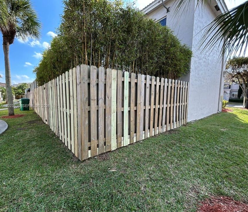 Corner unit fence