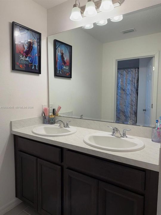 For Sale: $380,000 (5 beds, 3 baths, 2621 Square Feet)