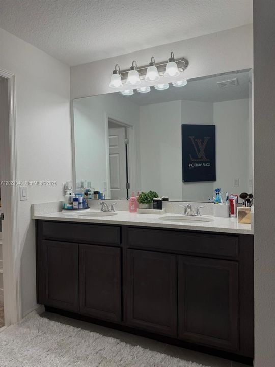 For Sale: $380,000 (5 beds, 3 baths, 2621 Square Feet)