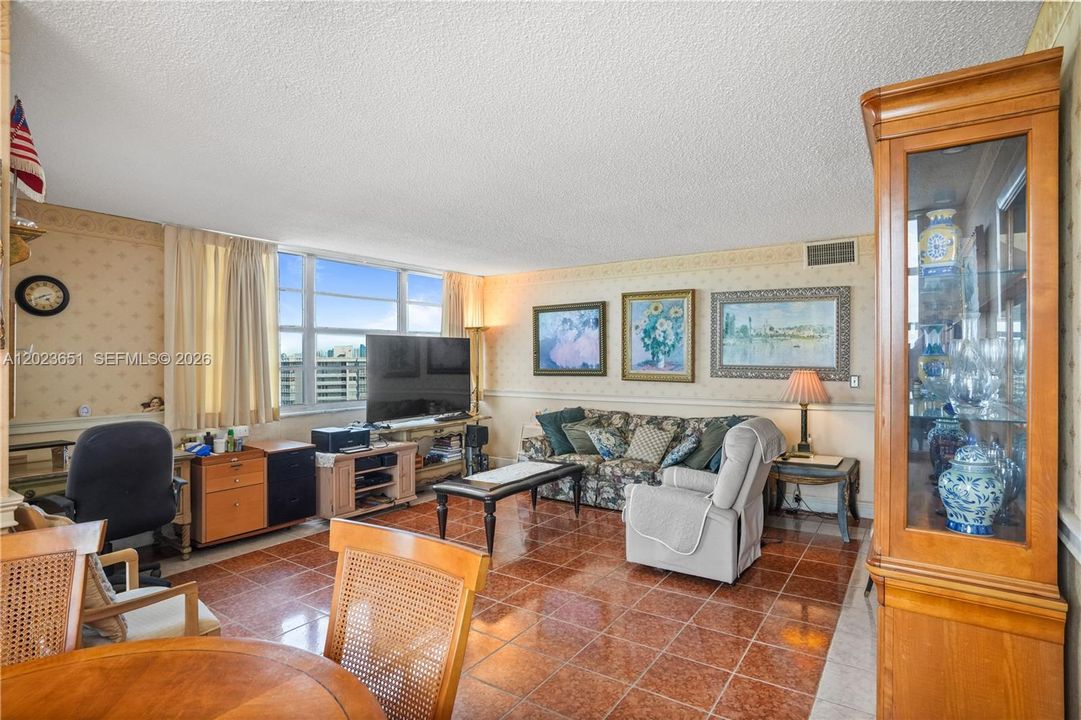 En Venta: $241,000 (2 camas, 2 baños, 1140 Pies cuadrados)