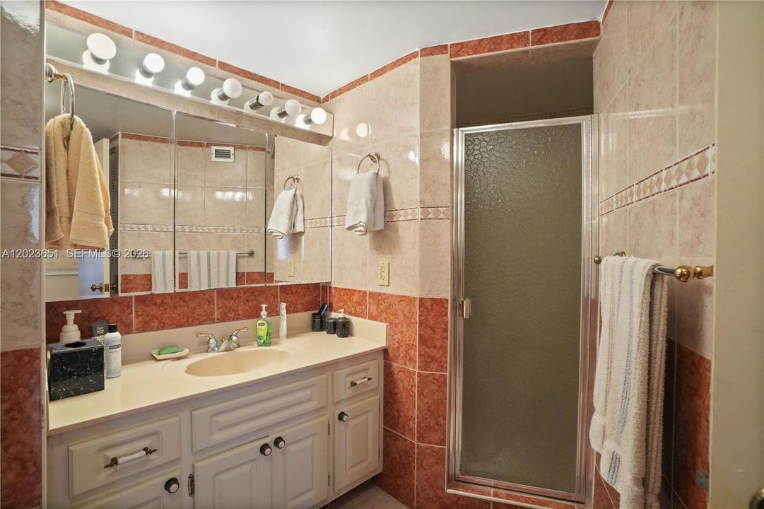 En Venta: $241,000 (2 camas, 2 baños, 1140 Pies cuadrados)