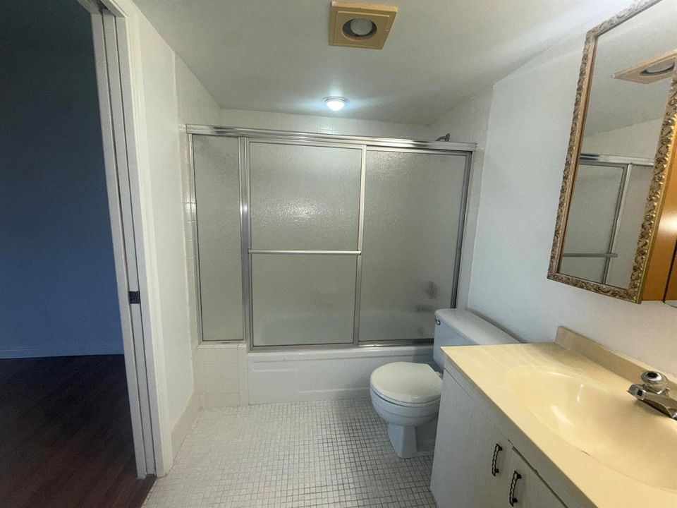 MAIN BATHROOM TUB/SHOWER