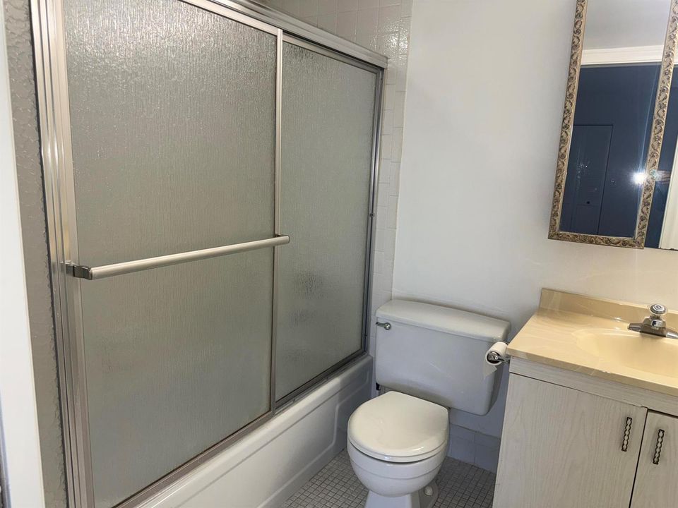 MAIN BATHROOM TUB/SHOWER