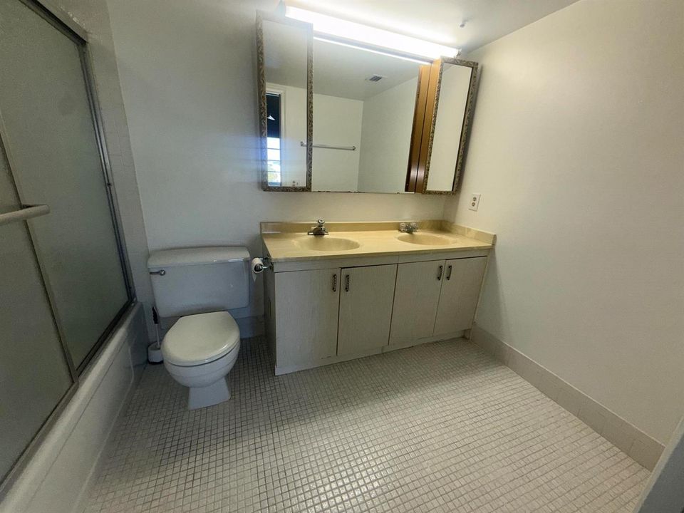 MAIN BATHROOM TUB/SHOWER