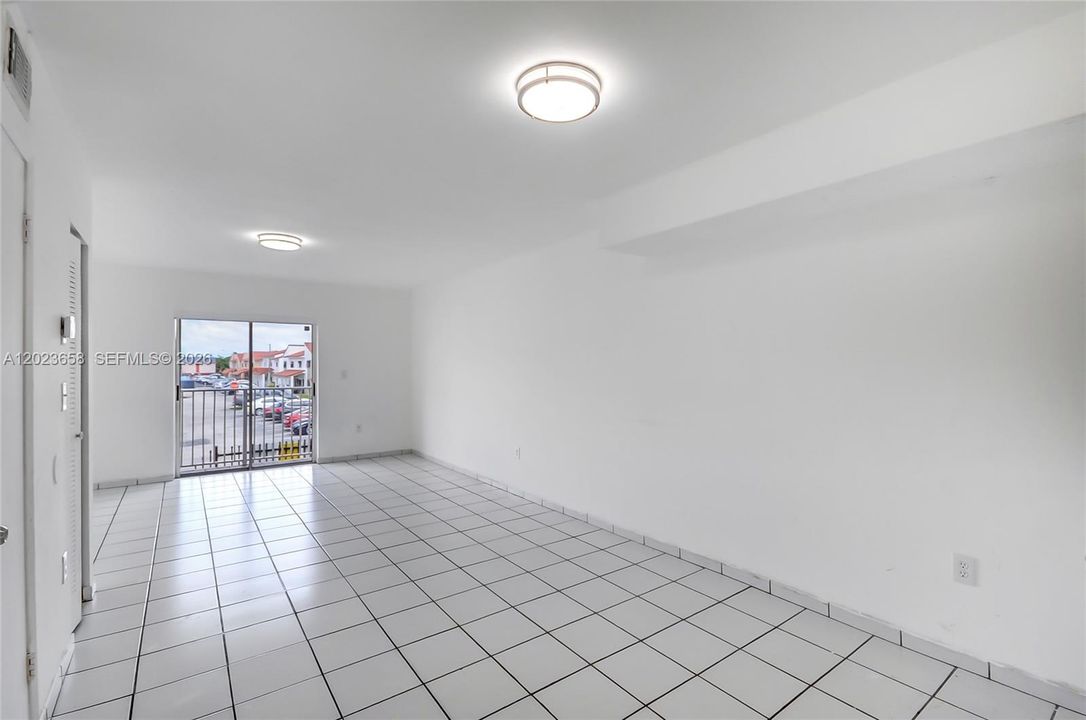 For Sale: $265,000 (2 beds, 1 baths, 971 Square Feet)