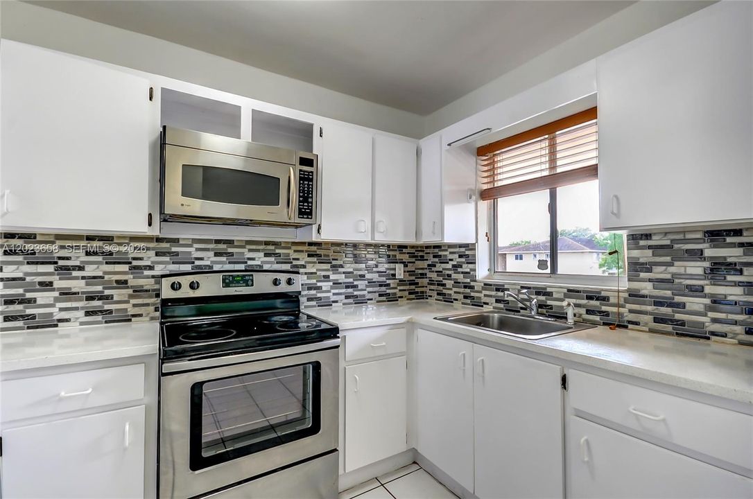 For Sale: $265,000 (2 beds, 1 baths, 971 Square Feet)