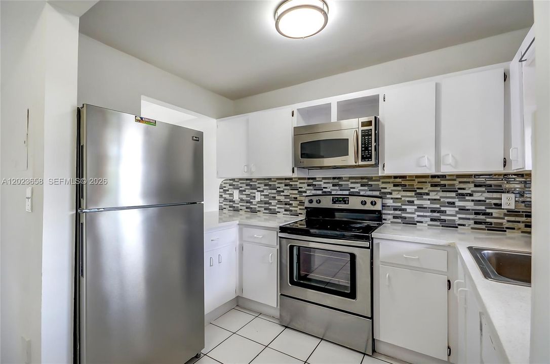 For Sale: $265,000 (2 beds, 1 baths, 971 Square Feet)