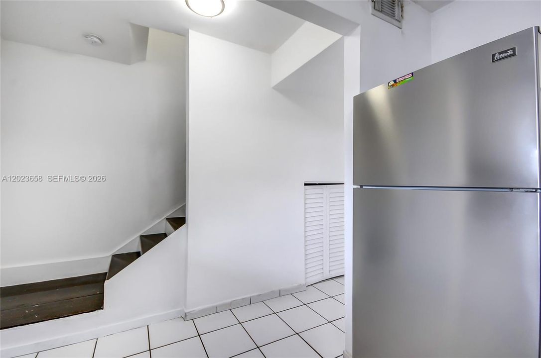 For Sale: $265,000 (2 beds, 1 baths, 971 Square Feet)