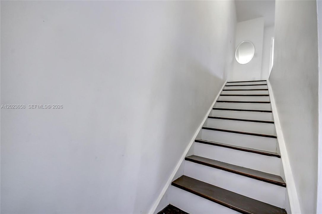 For Sale: $265,000 (2 beds, 1 baths, 971 Square Feet)