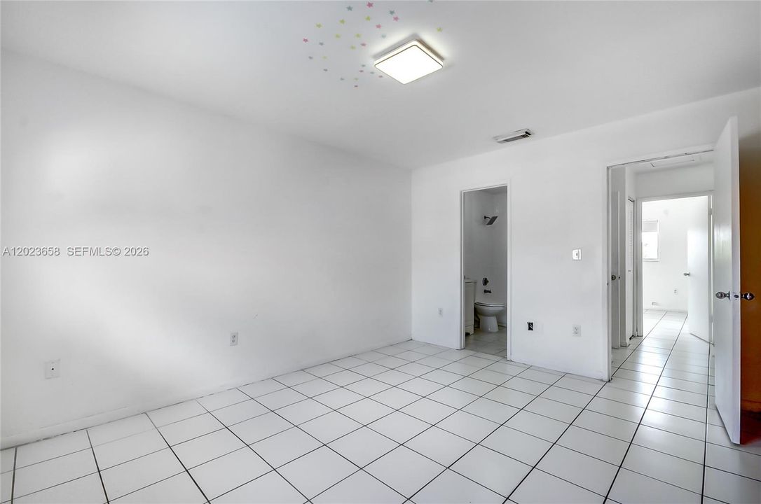 For Sale: $265,000 (2 beds, 1 baths, 971 Square Feet)