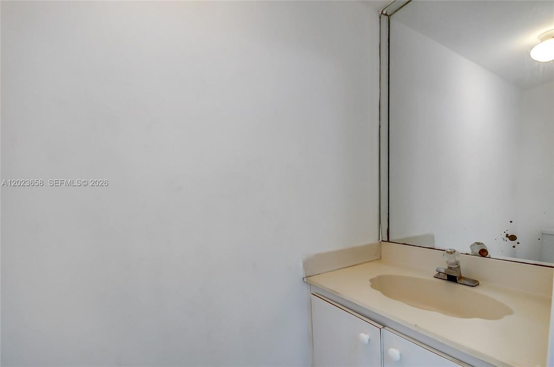 For Sale: $265,000 (2 beds, 1 baths, 971 Square Feet)