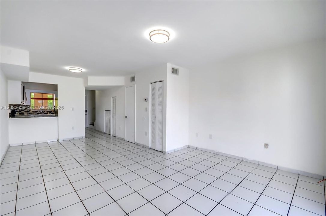 For Sale: $265,000 (2 beds, 1 baths, 971 Square Feet)