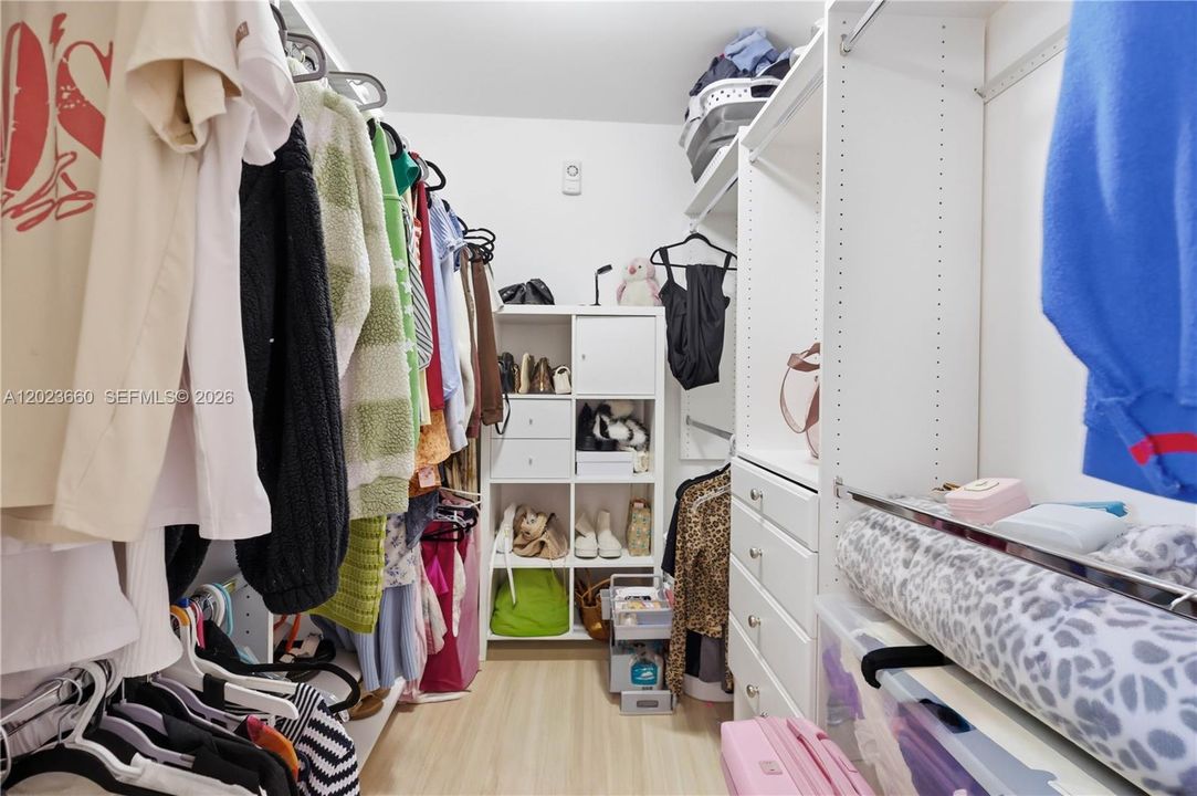 en-suite bathroom and walk in closet