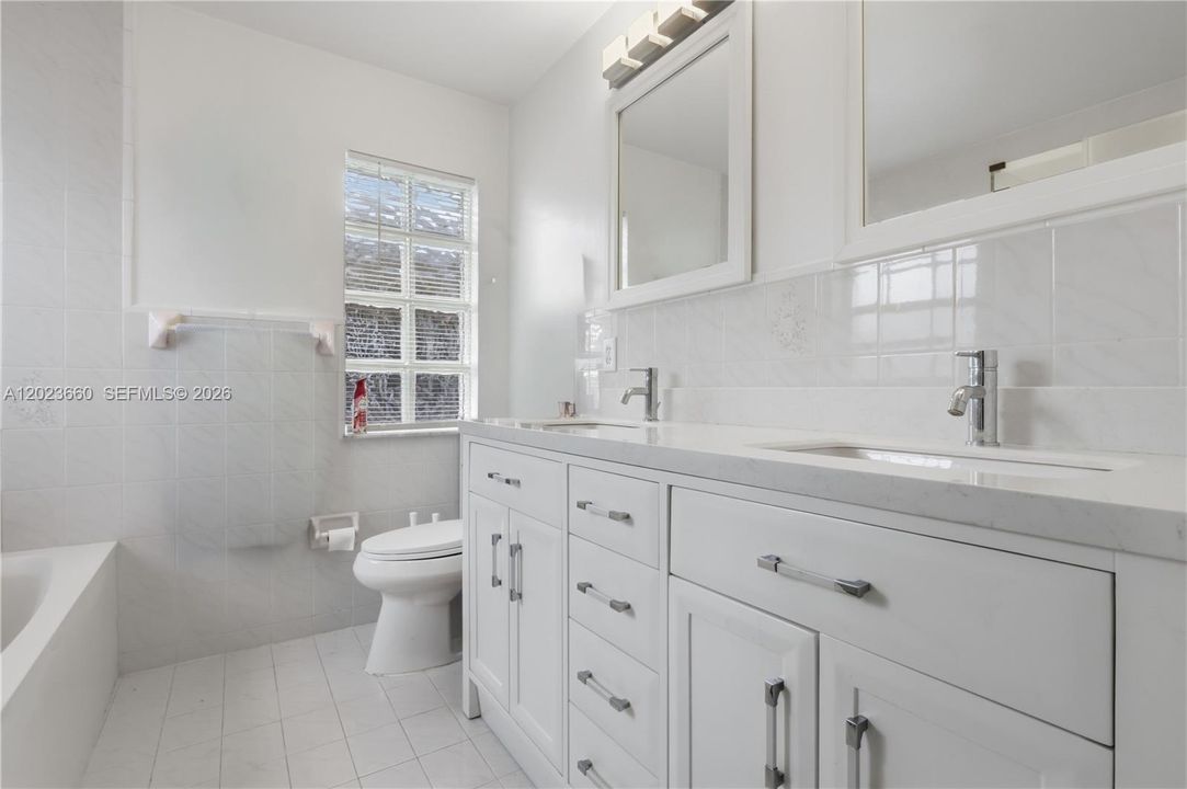 en-suite bathroom and walk in closet