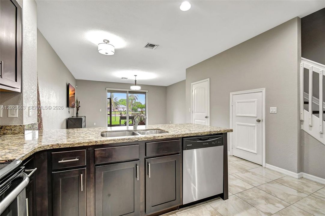For Sale: $395,000 (3 beds, 2 baths, 1578 Square Feet)