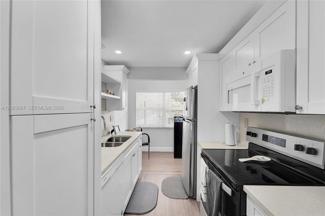 For Sale: $137,500 (1 beds, 1 baths, 800 Square Feet)