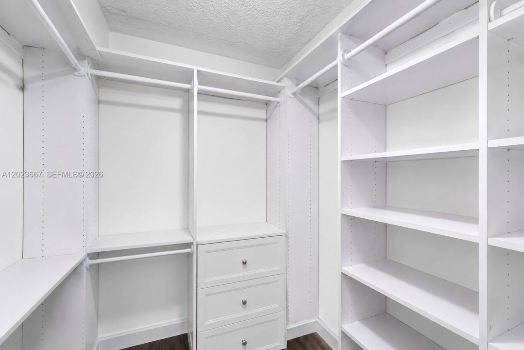 For Sale: $137,500 (1 beds, 1 baths, 800 Square Feet)