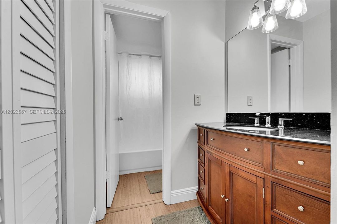 For Sale: $137,500 (1 beds, 1 baths, 800 Square Feet)