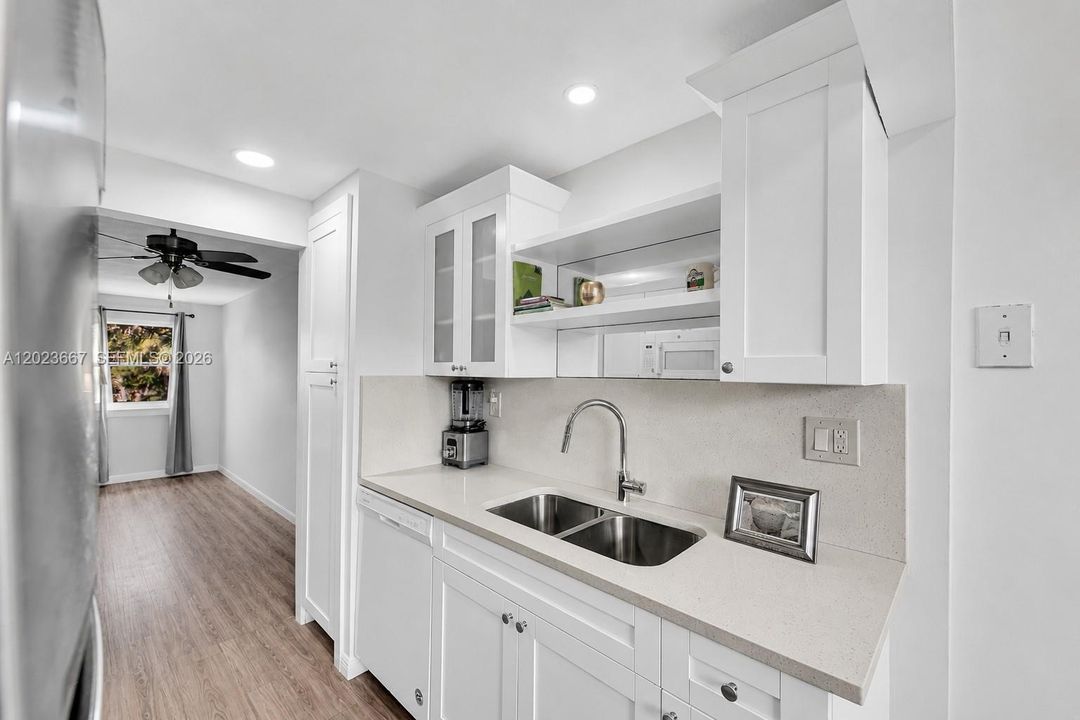 For Sale: $137,500 (1 beds, 1 baths, 800 Square Feet)